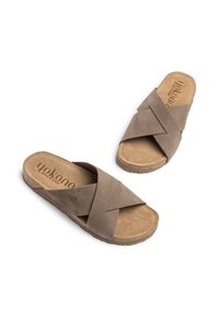 Sandales à glissière en daim marron avec des straps supérieurs entrecroisés, semelle intérieure texturée et semelle en liège. Logo "Yokono" embossé sur la semelle intérieure.