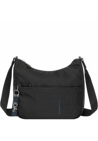 Borsa a spalla in tessuto nero con forma arrotondata. Presenta una tasca frontale, una tracolla regolabile e un marchio impresso sul lato.