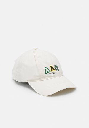 Casquette de baseball blanche à visière incurvée, arborant les lettres "AAC" en vert et jaune ainsi qu'un petit logo du Adidas Athletics Club sur le devant.