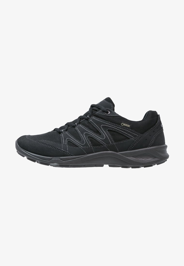Chaussure de randonnée noire à coupe basse avec panneaux en mesh et synthétique, fermeture à lacets, et étiquette Gore-Tex pour une protection imperméable.