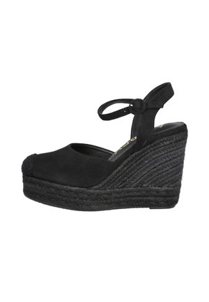 Espadrille negra de cuña con punta cerrada, parte superior de tela, tira en el tobillo y suela de yute texturizada, con una puntera redondeada y una plataforma de 10 centímetros.