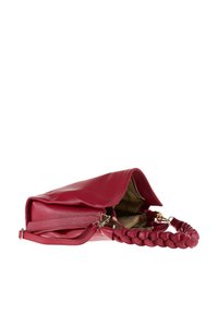 Borsa a tracolla in pelle rossa con manico intrecciato, finiture in oro e zip parzialmente aperta che rivela un interno in tessuto beige con motivo testuale.