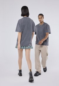 YOURTURN UNISEX - Marškinėliai su spaudiniu - black