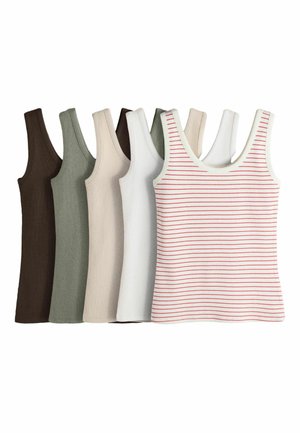 Six débardeurs côtelés de différentes couleurs, dont marron, vert, beige, blanc et blanc avec des rayures rouges, disposés côte à côte.