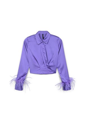 Chemisier court en satin violet avec un col et des manches longues, ornés d'accents de plumes aux poignets. Texture lisse et coupe ajustée.