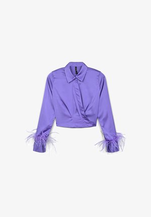 Chemisier court en satin violet avec un col et des manches longues, ornés d'accents de plumes aux poignets. Texture lisse et coupe ajustée.