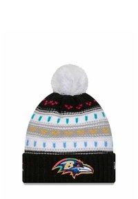 Strickmütze mit einem weißen Pompon oben, mit schwarzen, grauen und weißen Streifen sowie bunten Mustern. Enthält ein Baltimore Ravens-Logo.