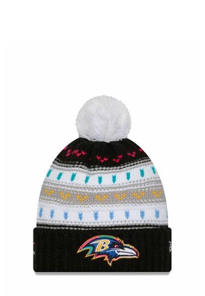 Berretto lavorato a maglia con un pompon bianco sulla cima, caratterizzato da strisce nere, grigie e bianche, e motivi colorati. Include il logo dei Baltimore Ravens.