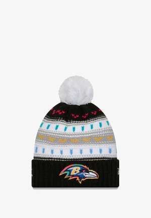 Berretto lavorato a maglia con un pompon bianco sulla cima, caratterizzato da strisce nere, grigie e bianche, e motivi colorati. Include il logo dei Baltimore Ravens.