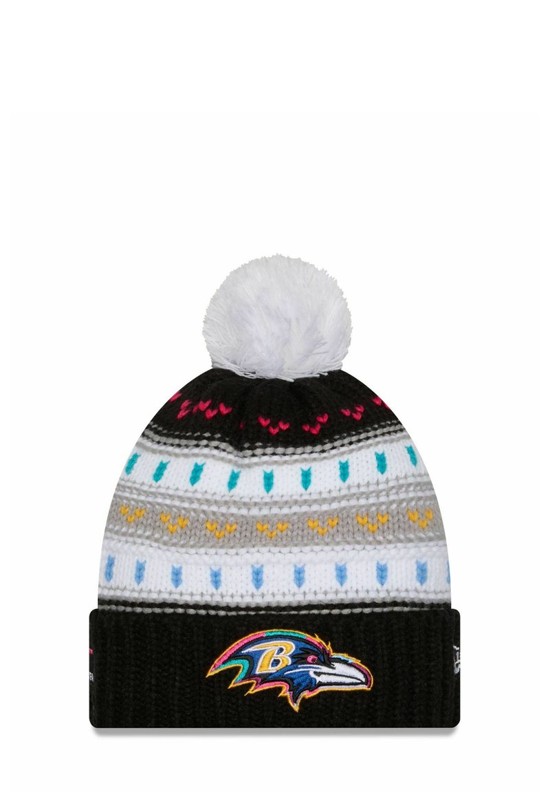 Strickmütze mit einem weißen Pompon oben, mit schwarzen, grauen und weißen Streifen sowie bunten Mustern. Enthält ein Baltimore Ravens-Logo.
