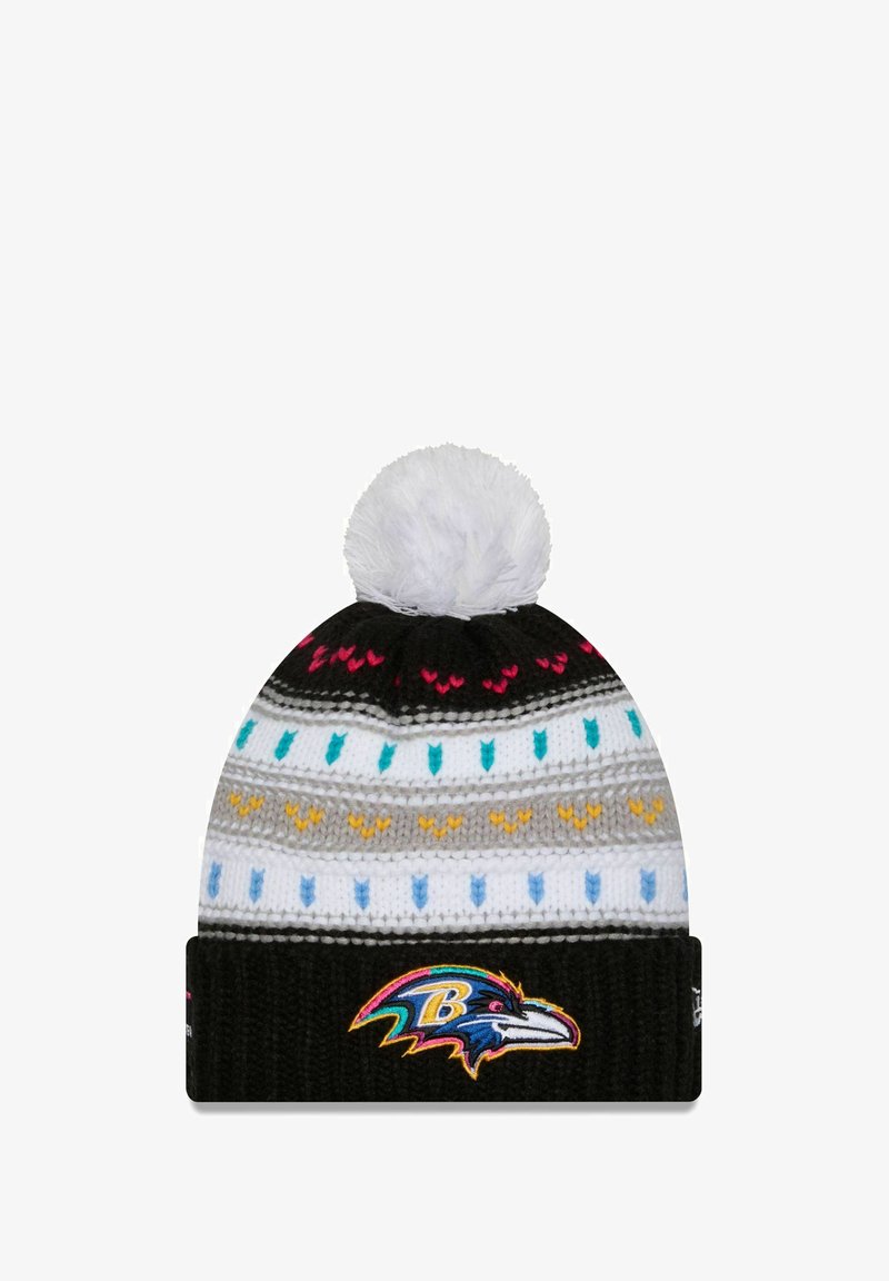 Berretto lavorato a maglia con un pompon bianco sulla cima, caratterizzato da strisce nere, grigie e bianche, e motivi colorati. Include il logo dei Baltimore Ravens.
