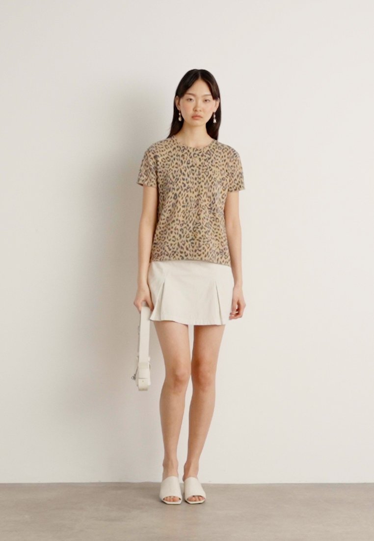 売れ筋商品|||ダナ キャラン ニューヨーク Tシャツ レディース トップス CHEETAH SHORT SLEEVE TEE LOGO BAR - Print T-shirt - travertine Cheetah Short Sleeve Tee for Women in Travertine Color