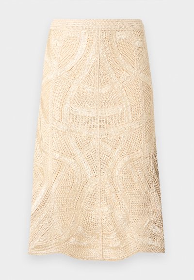 Jupe au crochet beige longueur genou avec des motifs géométriques et ondulés complexes, dotée d'une taille ajustée et d'une couture arrière sans couture.