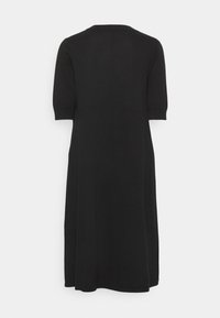 Abito nero, maniche corte, lunghezza al ginocchio, realizzato in tessuto liscio, design minimalista, taglio dritto con leggera forma a campana, senza chiusure visibili.
