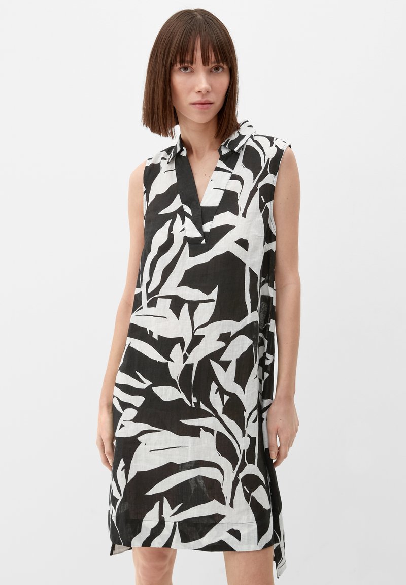 Kurzärmeliges Kleid mit einem schwarz-weißen Blattmuster, aus leichtem Stoff mit lockerer Passform und einem kragenlosen Ausschnitt.