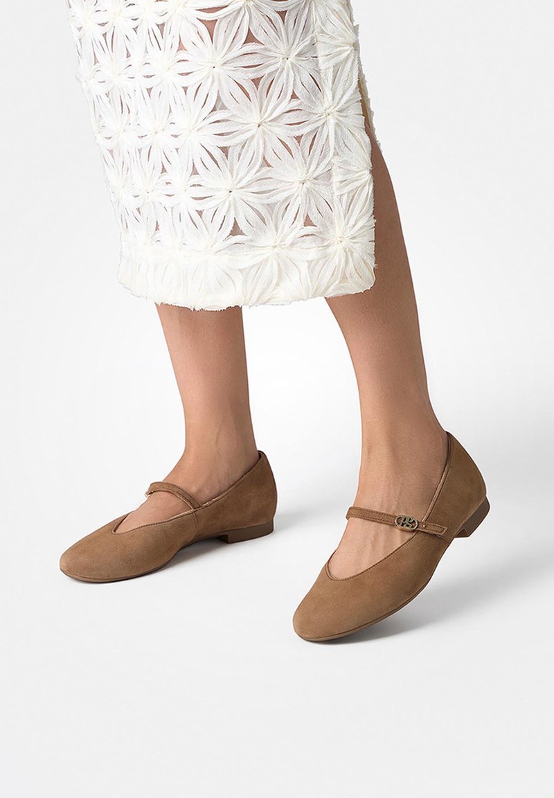 Hnědé semišové balerínky se zaoblenou špičkou a dekorativním páskem přes nárt, s malým nízkým podpatkem a hladkou texturou.
