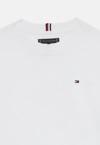 Tommy Hilfiger ESSENTIAL ARCHIVE FIT TEE UNISEX - T-Shirt basic - white