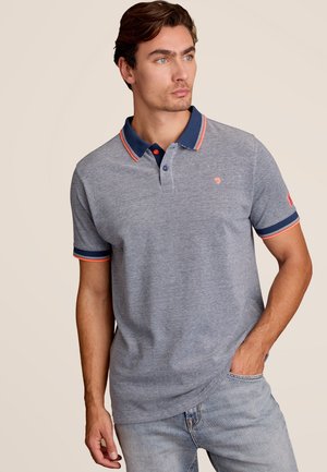 Grijze polo met marinekleurige kraag en oranje accenten, korte mouwen met bijpassende bies. Slanke pasvorm en zachte stofstructuur.