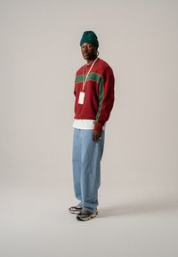 BLKVIS SCRIPT CREWNECK UNISEX - Collegepaita - merlot