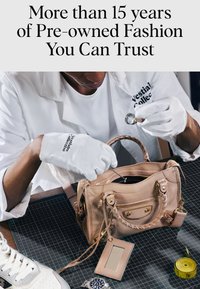 Personne portant des gants blancs inspectant un sac à main en cuir beige à l’aide d’une loupe sur une table avec des outils de mesure.