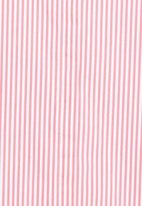 Tessuto a righe verticali rosa e bianche con una cucitura centrale che presenta dettagli di cucitura corti e evenly spaced.