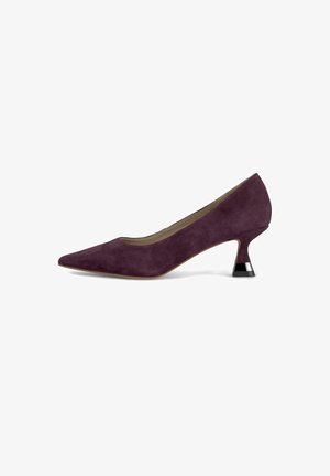 Pompe en suède violet avec un bout pointu et un talon géométrique unique noir et argent. Texture lisse avec une silhouette classique.