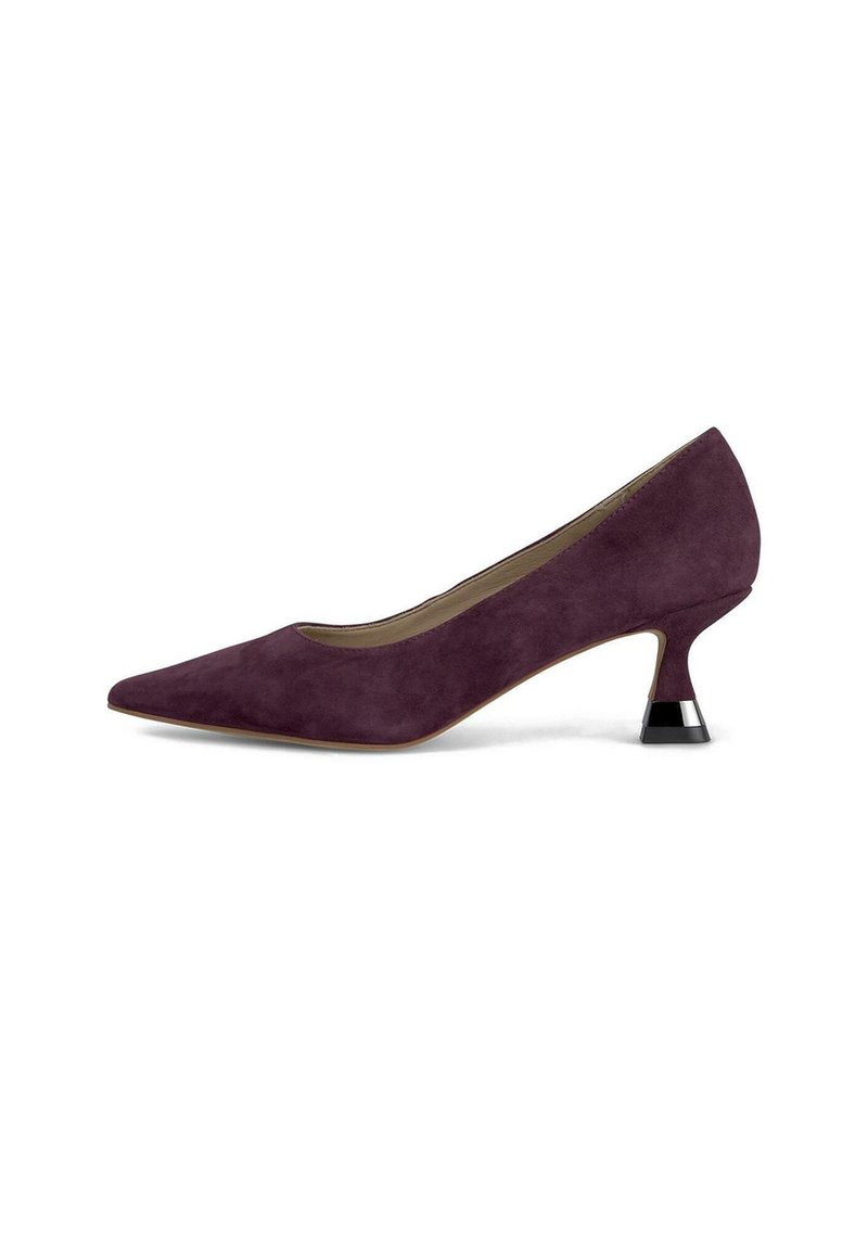 Pompe en suède violet avec un bout pointu et un talon géométrique unique noir et argent. Texture lisse avec une silhouette classique.