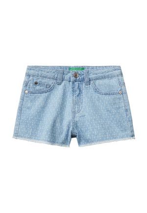 Pantalones cortos de mezclilla azul claro con un acabado desgastado, con un dobladillo deshilachado, dos bolsillos frontales y una etiqueta de marca verde cosida en la cintura.