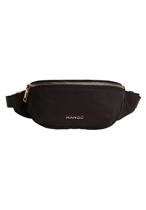 Sac banane en tissu noir avec une fermeture éclair dorée et un petit logo "MANGO" centré sur la poche avant.