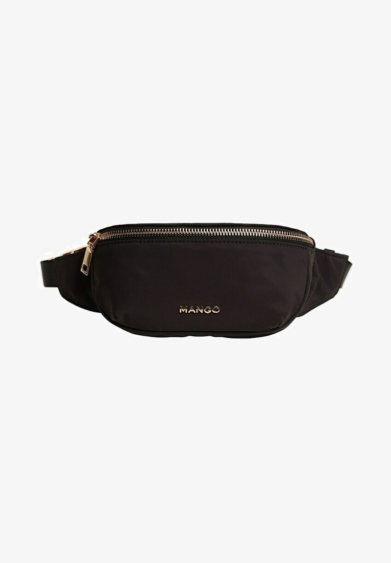 Sac banane en tissu noir avec une fermeture éclair dorée et un petit logo "MANGO" centré sur la poche avant.
