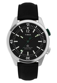 Orologio Timex Waterbury con quadrante nero, cassa in acciaio inossidabile e cinturino in pelle nera. Presenta lancette e indicatori luminescenti, con accenti verdi.