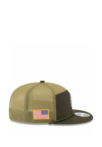 Grüne und beige Baseball-Mütze mit Netzpanels. Sie hat eine flache Krempe, ein USA-Flaggen-Patch und einen strukturierten Stoff mit einem Rautenmuster.