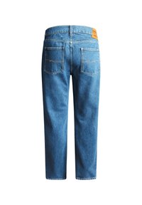 Jeans de mezclilla azul vistos desde atrás, con dos bolsillos traseros y una etiqueta de parche de cuero marrón en la cinta de la cintura.