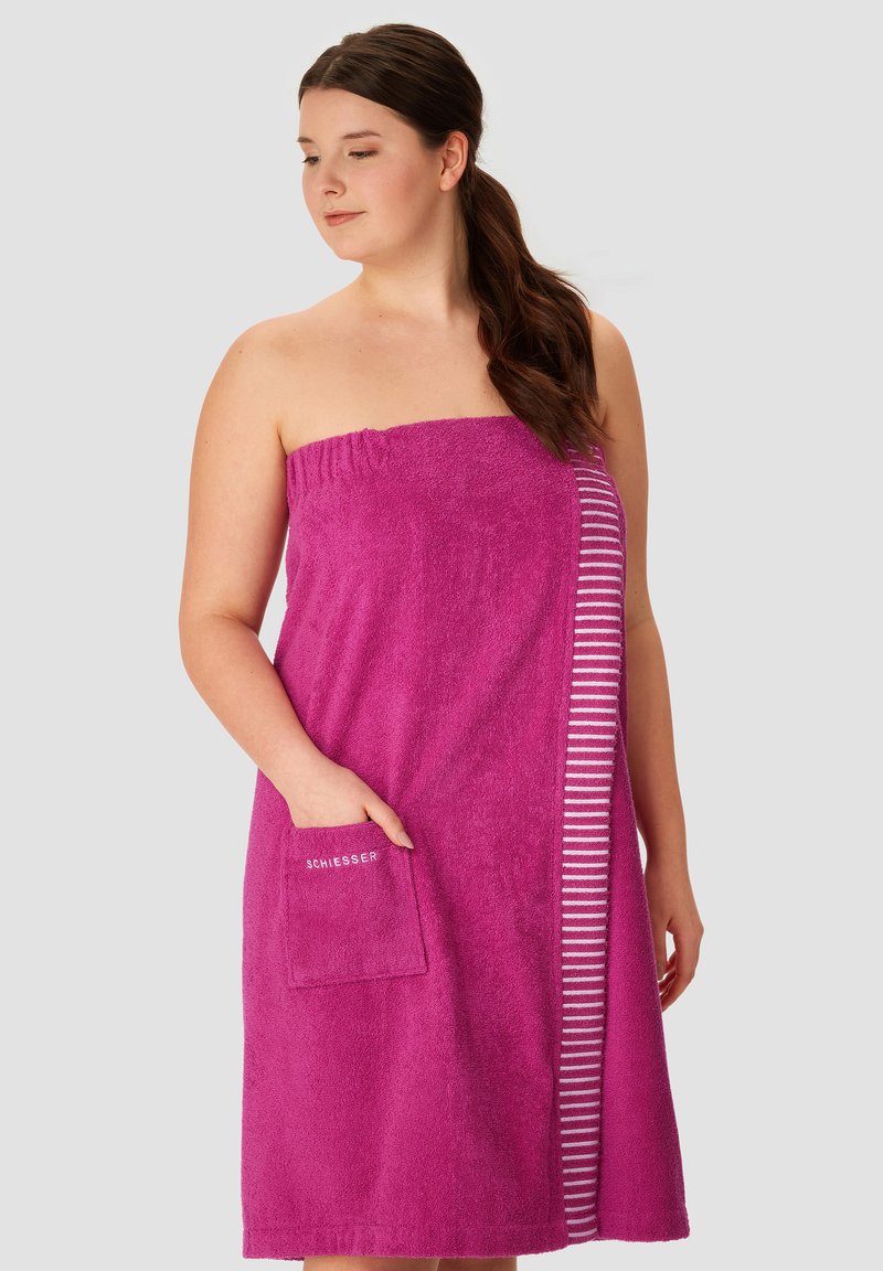 Fuchsia Handtuchkleid aus Frottee mit einem gestreiften Akzent an der Seite und einer Vordertasche mit dem Markennamen "Schiesser."