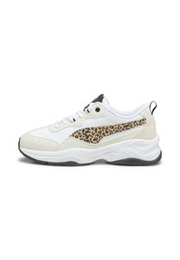 Vit och beige sneaker med leopardmönstrad rand, svart sula, svart etikett på tungan och svart dragflik vid hälen, sidovy.