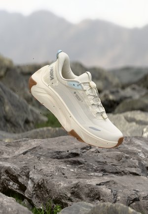 HOKA, TRANSPORT 2 GTX - Обувки за туризъм - alabaster