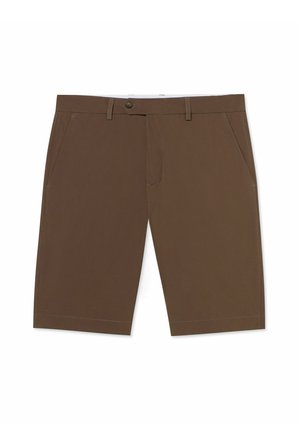 Brązowe spodenki do kolan z przednimi kieszeniami, szlufkami na pasek i zapięciem na guzik na białym tle.