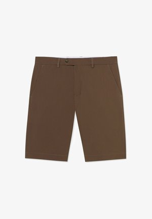 Bruine knielange shorts met frontzakken, riemlussen en een knoopsluiting op een witte achtergrond.