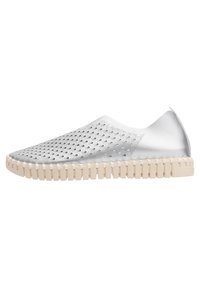 Zapatillas sin cordones en plata metálica con un patrón de olas texturizado; suela de goma blanca con detalles escalonados; material superior suave.