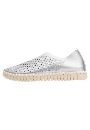 Slip-on schoenen in metallic zilver met een gestructureerd golfpatroon; witte rubberen zool met gegroefde details; glad bovenmateriaal.