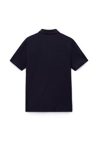 Polo negro de manga corta y diseño sencillo visto desde atrás, con cuello doblado sobre fondo blanco.
