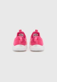 Zapatillas deportivas rosas con parte superior de sintético suave, suela de goma blanca en contraste y lengüetas en el talón para un uso fácil.