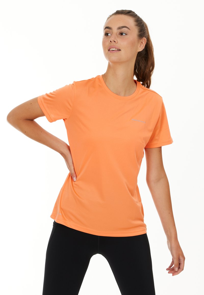 Kortärmad atletisk tröja i klar orange, tillverkad av ett lätt och ventilerande material. Har rundad halsringning och diskret logotypdetalj.
