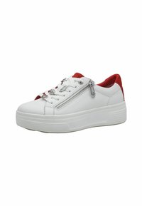 Sneaker bianco con superficie texturizzata, dettagli rossi nel tallone e una cerniera laterale. Presenta lacci bianchi e una suola spessa e rigata per un'altezza aggiuntiva.