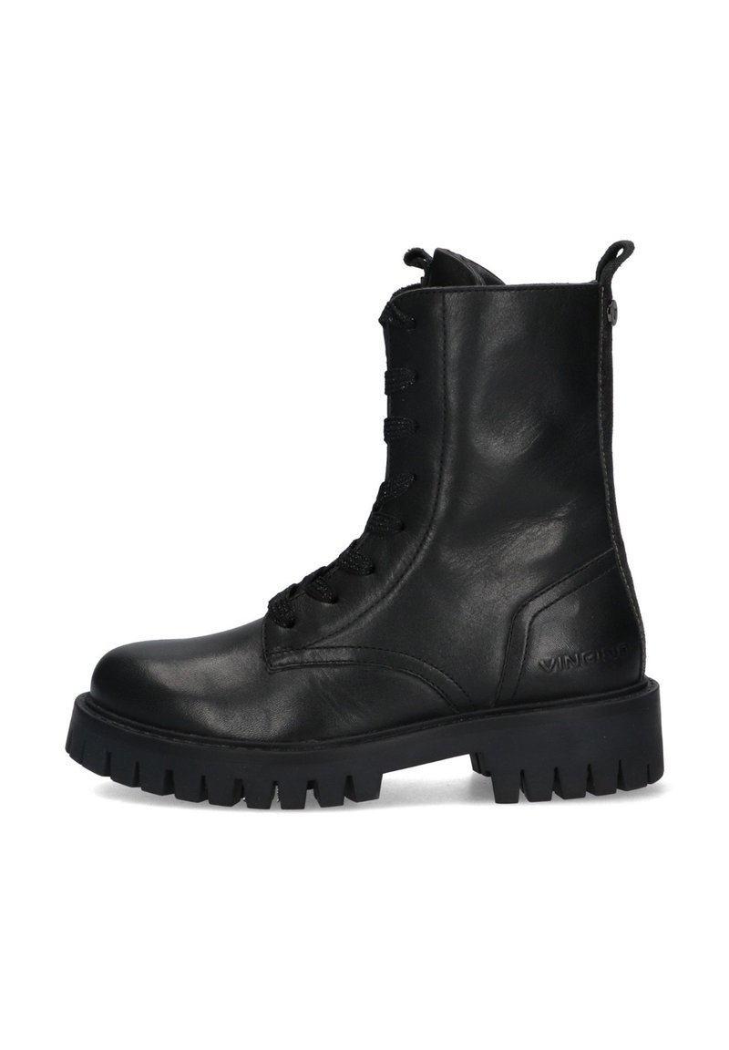 Bota de combate de cuero negro con punta redonda, parte superior texturizada, cordones en la parte frontal y suela de goma gruesa. Presenta un logo grabado en el costado.