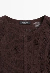 Tmavě hnědý top z texturované látky s propracovanými vertikálními a zakřivenými stehmi a kulatým výstřihem, označený Massimo Dutti.