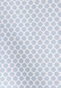 Blaues Blumenmuster auf weißem Hintergrund mit kleinen, symmetrischen Sternformen in einem sich wiederholenden Raster. Die Textur wirkt glatt.