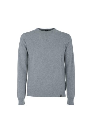 Maglione grigio realizzato in materiale morbido, con scollatura rotonda, maniche lunghe e polsini e orlo a coste. Tag di marca discreto nella parte inferiore.