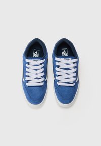 Blaue Wildledersneaker mit weißen Schnürsenkeln und Details, runder Zehenbereich und glatter weißer Gummisohle. Klassisches Design, geeignet für legere Kleidung.