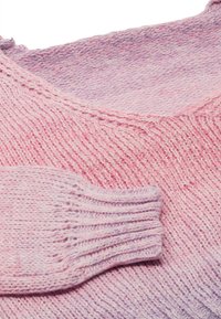 Maglione lavorato a maglia in sfumature di rosa con polsini e scollatura a coste. Tessuto morbido, vestibilità leggermente oversize e dettagli di cucitura visibili.